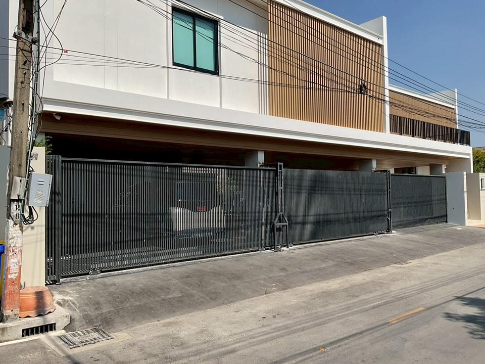 บานเลื่อนซ้อนสาม