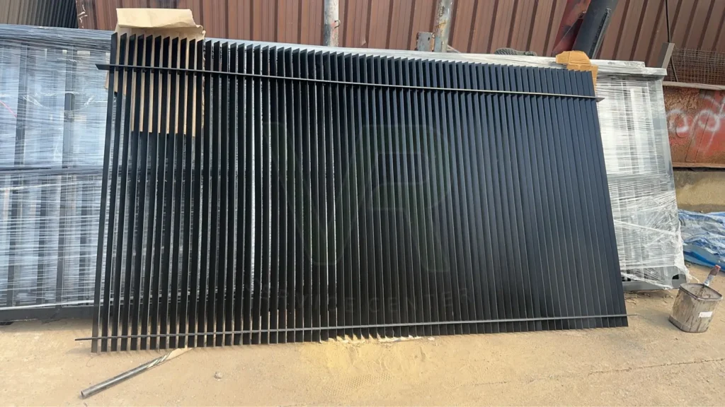 พ่นอบสีประตูรั้ว