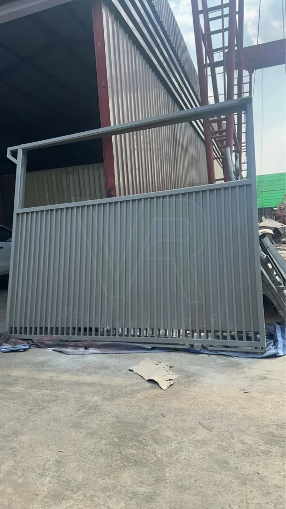 พ่นอบสีประตูรั้ว