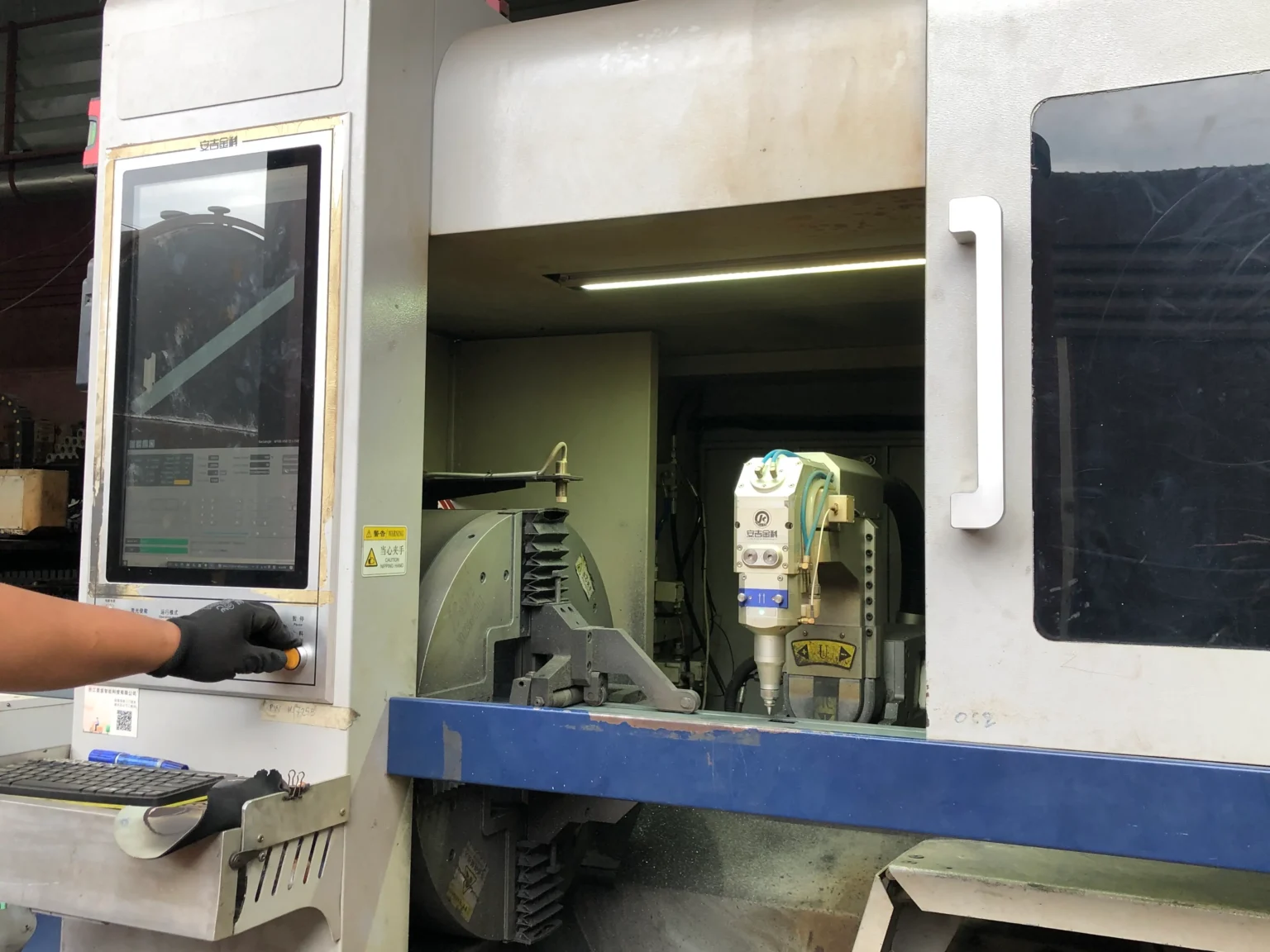 เครื่องเชื่อมเลเซอร์