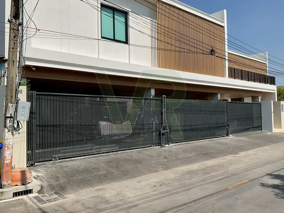 บานเลื่อนซ้อนสาม