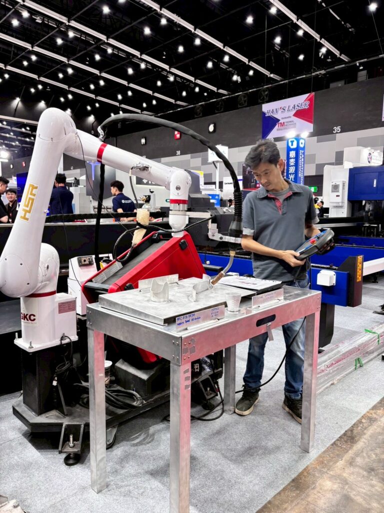 เลเซอร์ด้วยหุ่นยนต์